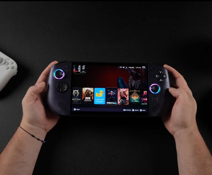 Dispositivo portátil Lenovo Legion Go S con interfaz SteamOS que muestra varios juegos (Fuente de la imagen: ETA PRIME vía YouTube)