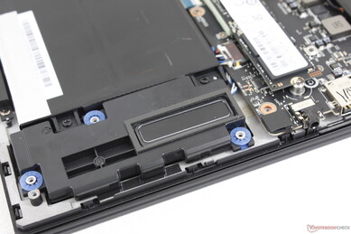 Cuatro altavoces cerca de las esquinas delanteras y dos más cerca de las traseras