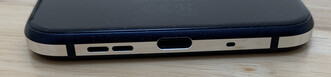 En la parte de abajo: Altavoz, puerto USB tipo C, micrófonoParte superior: conector de 3,5 mm