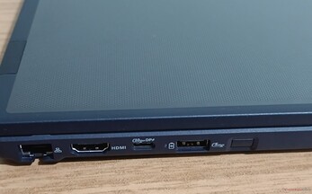 Conectores laterales izquierdos: Toma GbE, HDMI 1.4, USB-C 10 Gbps (PD+DP 1.4), USB-A 5 Gbps