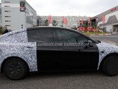 Un prototipo del Tesla Model Y L avistado cerca del circuito alemán de Nürburgring (Fuente de la imagen: Carbuzz)