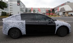 Un prototipo del Tesla Model Y L avistado cerca del circuito alemán de Nürburgring (Fuente de la imagen: Carbuzz)