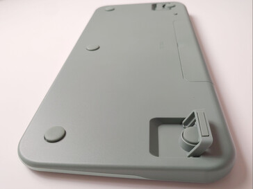 Las grandes almohadillas de goma evitan que el teclado se deslice. (Fuente de la imagen: Notebookcheck.net)