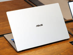 El portátil Wildcat Lake mide 10,4 mm y pesa alrededor de 2,82 libras. En la imagen: la parte trasera del nuevo ExpertBook Air.