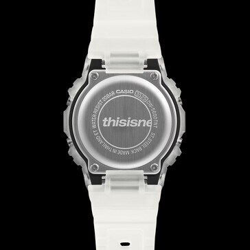 Fondo de la caja grabado del Casio G-Shock DW-5600TNT-7 con el logotipo de «thisisneverthat».