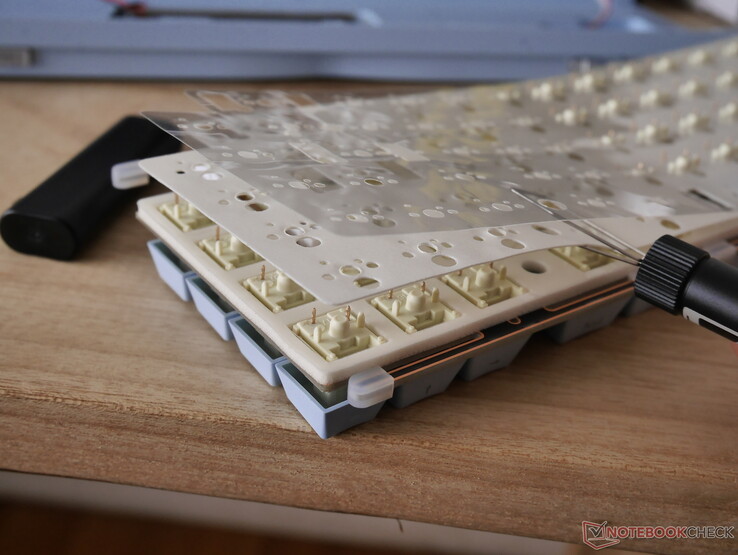 La espuma de la placa de poliuretano, una almohadilla de conmutación IXPE y el tratamiento con película de PE ayudan a dar forma al perfil sonoro de la Tide65 y ofrecen opciones de personalización.