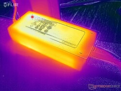 El adaptador de CA alcanza más de 37 C cuando funciona con cargas exigentes