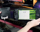 El cable de extensión de la batería externa para Win 5 parece encontrarse ahora en una fase temprana. En la imagen: el accesorio conectado a la consola portátil de juegos. (Fuente de la imagen: GPD)