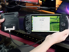 El cable de extensión de la batería externa para Win 5 parece encontrarse ahora en una fase temprana. En la imagen: el accesorio conectado a la consola portátil de juegos. (Fuente de la imagen: GPD)