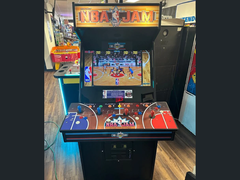 Un armario arcade Midway NBA Jam en la imagen (fuente de la imagen: r/nostalgia)