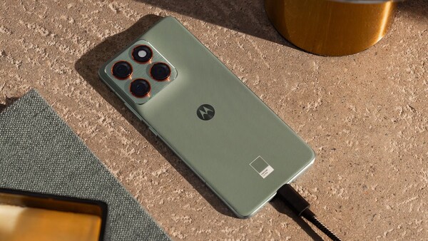 El smartphone Motorola Edge 70 en Pantone Lily Pad.