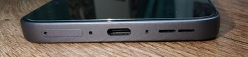 Parte inferior: Ranura SIM, micrófono, puerto USB-C, micrófono, altavoces