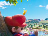 En un momento de tranquilidad antes de la aventura cósmica, Mario duerme la siesta bajo un árbol tecnicolor: la calma que precede a la tormenta interestelar en La película de Super Mario Galaxy.