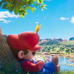En un momento de tranquilidad antes de la aventura cósmica, Mario duerme la siesta bajo un árbol tecnicolor: la calma que precede a la tormenta interestelar en La película de Super Mario Galaxy.