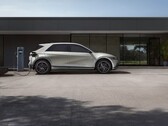 El Hyundai Ioniq 5 cargándose frente a un edificio (Fuente de la imagen: Hyundai Motor Group vía Unsplash; recortada)