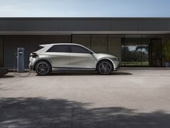El Hyundai Ioniq 5 cargándose frente a un edificio (Fuente de la imagen: Hyundai Motor Group vía Unsplash; recortada)
