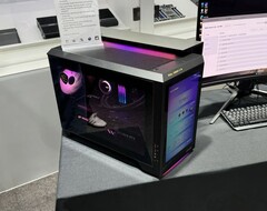 El próximo PC MEG Vision X AI de MSI, alimentado por RTX 50, cuenta con una pantalla integrada. (Fuente de la imagen: Cowcotland)