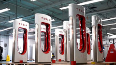 Los Supercargadores prefabricados agilizan la instalación en un 50% (imagen: Tesla)