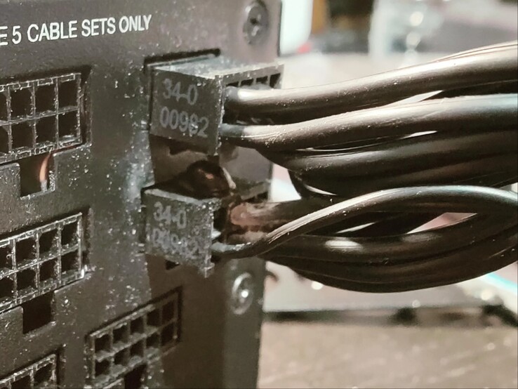 El cable de alimentación en el extremo de la fuente de alimentación muestra signos de quemadura y el conector tiene una protuberancia visible. (Fuente de la imagen: Roachard en Reddit)