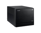 La imagen muestra una vista frontal del Shuttle XPC Mini PC, que parece un cubo negro con un diseño minimalista.