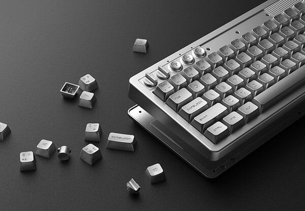 El 8BitDo Retro 68 Teclado - NES 40 Edición Limitada tiene una construcción de aluminio permitir. (Fuente de la imagen: 8BitDo)