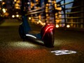 El scooter eléctrico de Bugatti cuenta con una luz LED que proyecta el logotipo de la marca en el suelo cuando se conduce (Imagen: Bugatti)