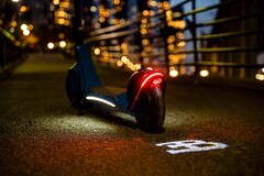 El scooter eléctrico de Bugatti cuenta con una luz LED que proyecta el logotipo de la marca en el suelo cuando se conduce (Imagen: Bugatti)