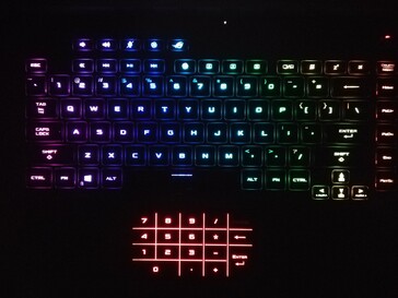 ...y con la retroiluminación RGB activada junto con el teclado numérico