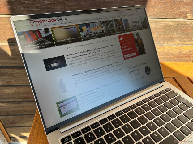 La pantalla es lo suficientemente brillante para un uso cómodo en exteriores, siempre que no haya luz solar directa (Fuente de la imagen: Notebookcheck)