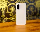 Con su elegante aspecto de mármol y su carcasa de alta calidad, el OnePlus Nord CE 5 causa inmediatamente una buena impresión. (Fuente de la imagen: Notebookcheck)