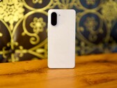 Con su elegante aspecto de mármol y su carcasa de alta calidad, el OnePlus Nord CE 5 causa inmediatamente una buena impresión. (Fuente de la imagen: Notebookcheck)