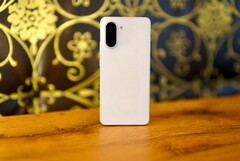 Con su elegante aspecto de mármol y su carcasa de alta calidad, el OnePlus Nord CE 5 causa inmediatamente una buena impresión. (Fuente de la imagen: Notebookcheck)