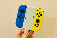 Imagen de archivo. Una mano sosteniendo Joy-Cons (Fuente de la imagen: Gwen King en Unsplash)
