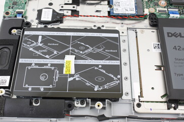 Bahía secundaria SATA de 2,5 pulgadas. Apreciamos el hecho de que a Dell le guste imprimir instrucciones prácticas para actualizar el disco duro.