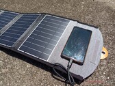La batería solar orgánica almacena la luz solar durante más de 48 horas. En la imagen: El cargador solar portátil de Choetech (Fuente de la imagen: Allen Ngo, Notebookcheck)