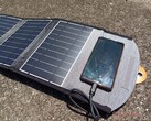 La batería solar orgánica almacena la luz solar durante más de 48 horas. En la imagen: El cargador solar portátil de Choetech (Fuente de la imagen: Allen Ngo, Notebookcheck)