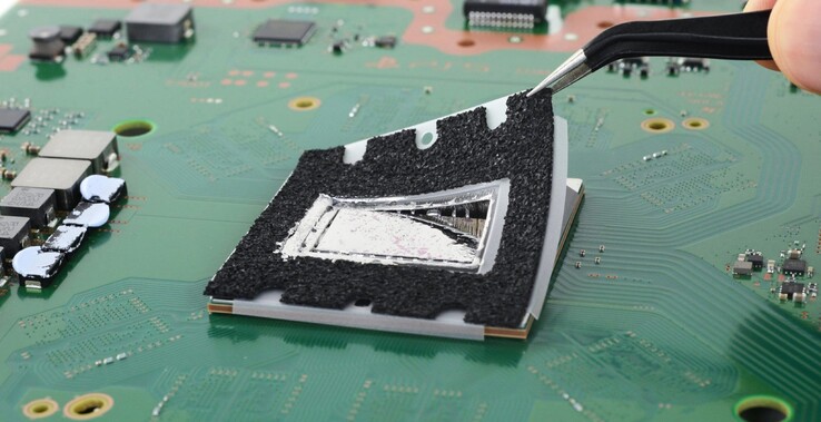 Hay juntas que se supone que mantienen el metal líquido del interior de la PS5 en su sitio (Fuente de la imagen: iFixit)