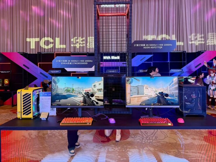 El Philips Evnia 27M2N5500XD y el AOC Agon AGP277QK en exposición. (Fuente de la imagen: Philips)