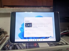 Ya es posible arrancar Windows 11 en una Surface Duo. (Fuente de la imagen: @Simizfo)