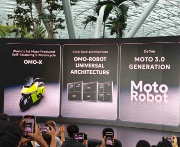 La arquitectura OMO-ROBOT de Omoway y la motocicleta eléctrica de autoequilibrio OMO X mostradas durante el acto de presentación en Singapur.