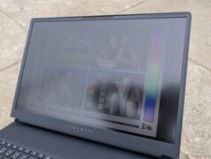 Al aire libre bajo un nublado brillante