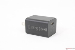 Adaptador de CA universal USB-C de 65 W muy pequeño (~4,6 x 3,5 x 3 cm)