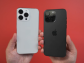 Un maniquí del iPhone 15 Pro Max junto a un iPhone 14 Pro Max. (Fuente: MacRumors)