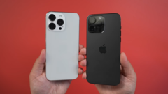 Un maniquí del iPhone 15 Pro Max junto a un iPhone 14 Pro Max. (Fuente: MacRumors)