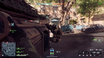 Colgarse de la parte trasera de un tanque a toda velocidad es una experiencia infernal.