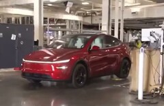 Un Tesla Model Y conduciendo de forma autónoma hacia el aparcamiento durante una visita a la fábrica de Giga Texas por Lara Trump (Fuente de la imagen: Tesla North America on X)