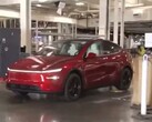 Un Tesla Model Y conduciendo de forma autónoma hacia el aparcamiento durante una visita a la fábrica de Giga Texas por Lara Trump (Fuente de la imagen: Tesla North America on X)
