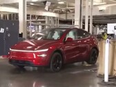 Un Tesla Model Y conduciendo de forma autónoma hacia el aparcamiento durante una visita a la fábrica de Giga Texas por Lara Trump (Fuente de la imagen: Tesla North America on X)