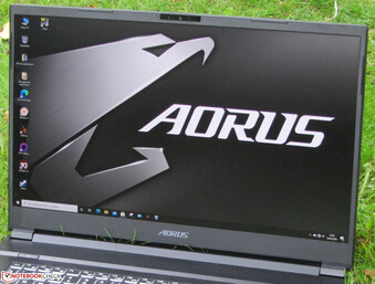 El Aorus 7 KB al aire libre (rodado en un cielo nublado).