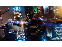 Una captura de pantalla tomada de GTA V Enhanced que muestra el trazado de rayos recién añadido. Una moto recorre una calle resbaladiza de noche, con un coche de policía siguiéndole de cerca. (Fuente de la imagen: Steam)